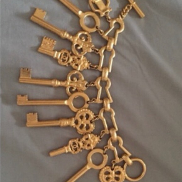 Vintage Authentic CHANEL Skeleton key bracelet - Picture 5 of 6